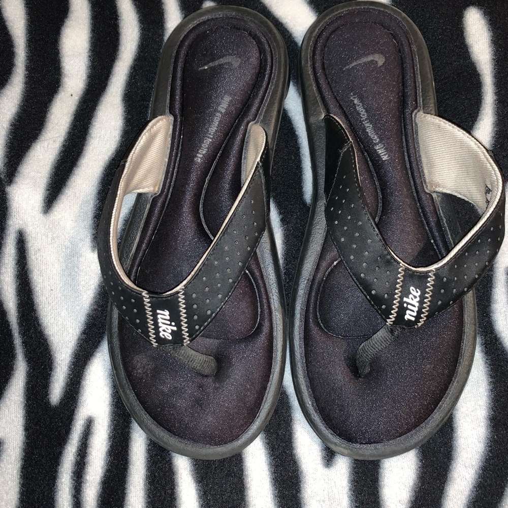 Nike flip flops size 6